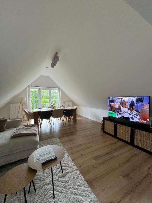 Μια τηλεόραση ή/και κέντρο ψυχαγωγίας στο Familiendomizil am Meer - Erholung pur an der Ostsee!W3