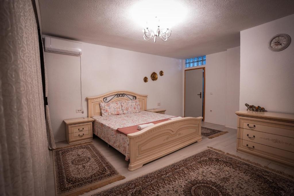 Postel nebo postele na pokoji v ubytování Prishtina Guests