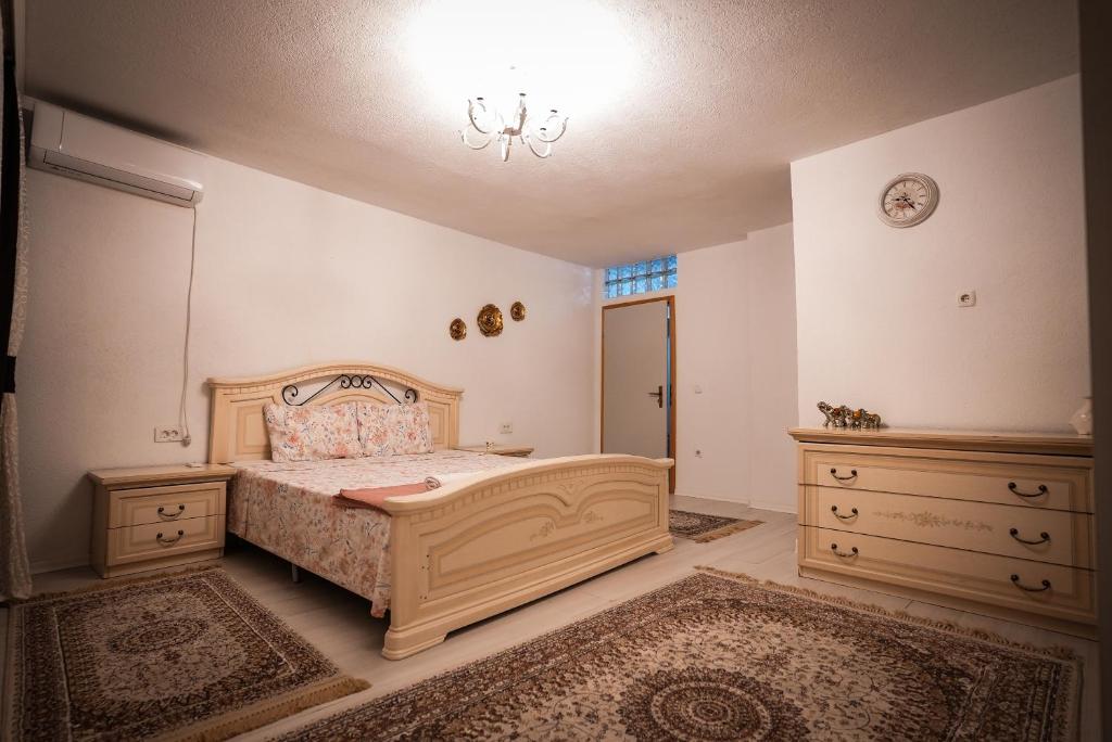 Postel nebo postele na pokoji v ubytování Prishtina Guests