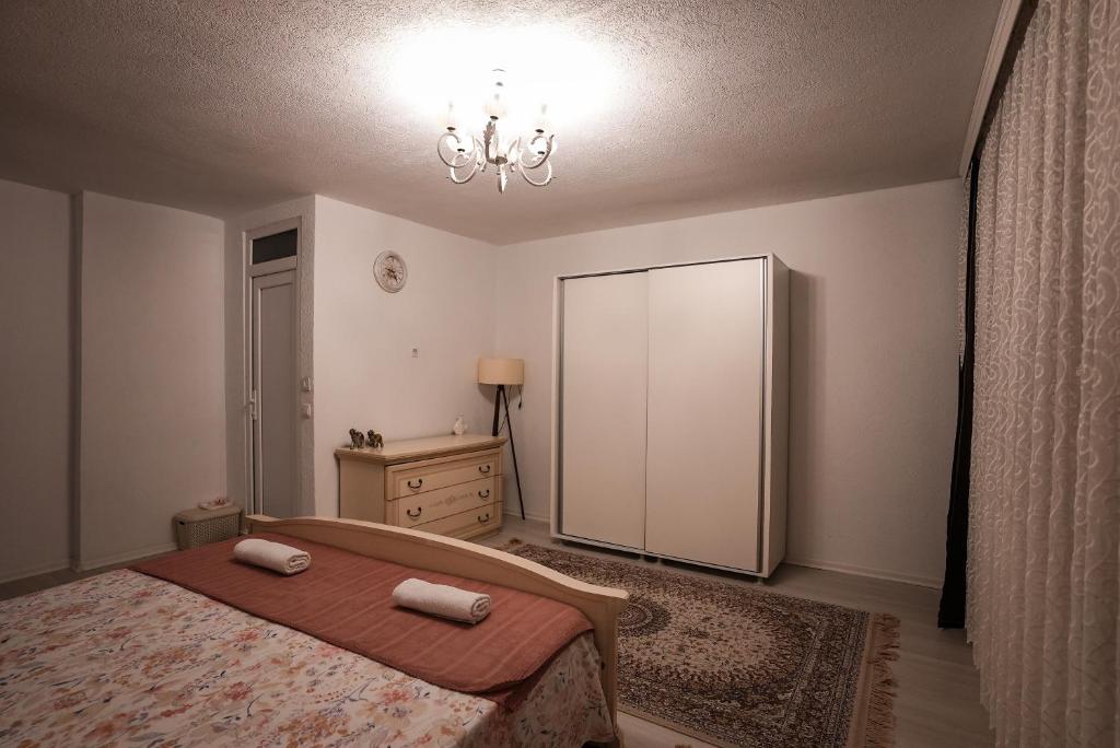 Postel nebo postele na pokoji v ubytování Prishtina Guests