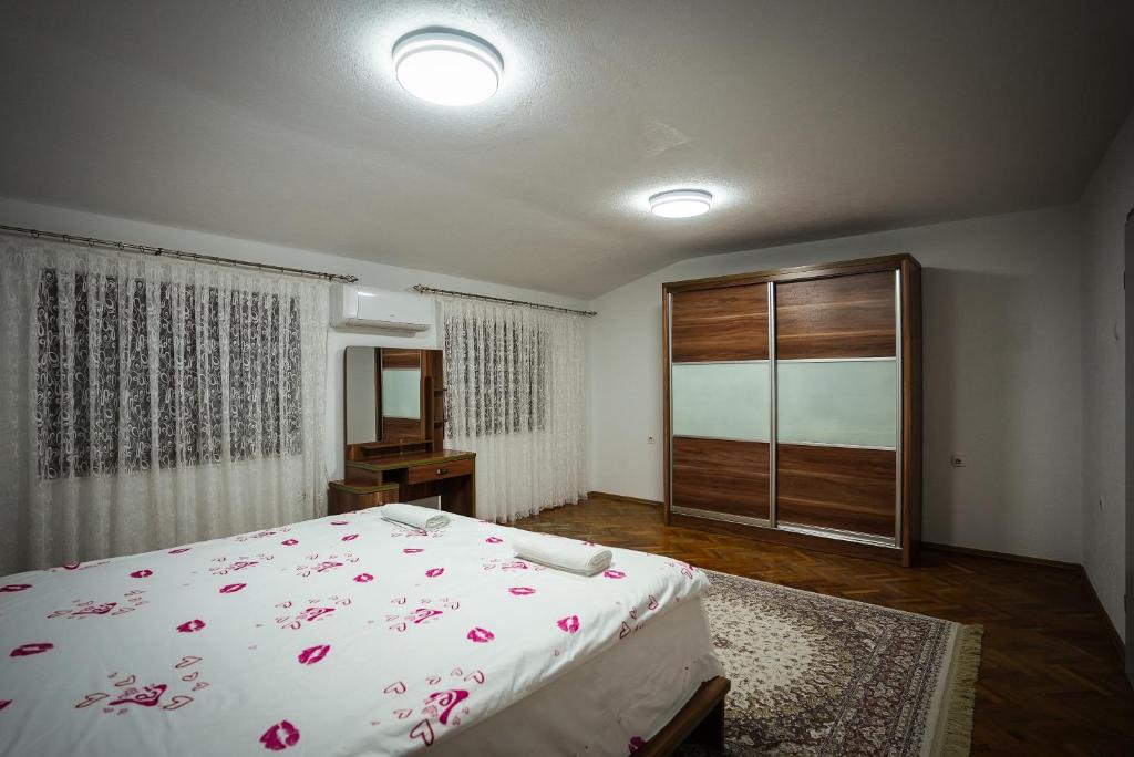 Postel nebo postele na pokoji v ubytování Prishtina Guests