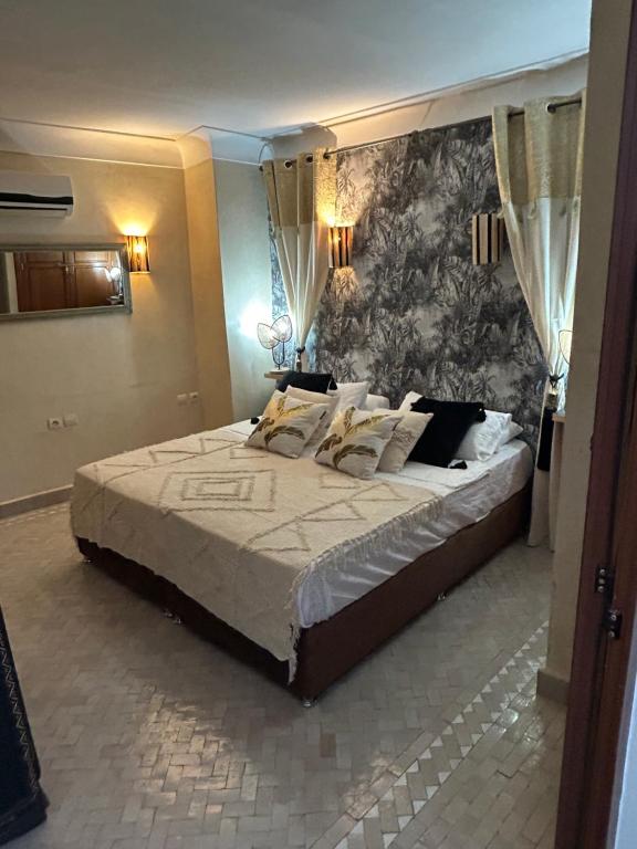 Postel nebo postele na pokoji v ubytování Riad Amazing Amazigh avec jacuzzi petit déjeuner compris avec aussi chambres familiales près de la place jemaa El fna