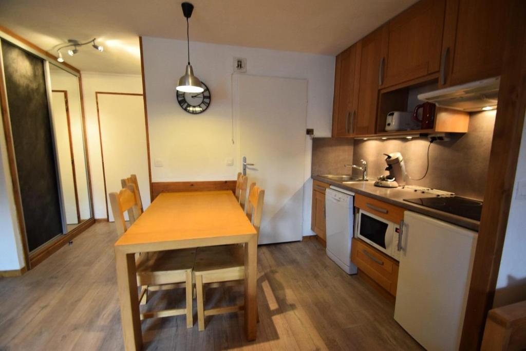 Kuchnia lub aneks kuchenny w obiekcie Résidence Le Cervin - 3 Pièces 6 pers Duplex - WIFI- LE CERVIN - PLAGNE SOLEIL MAE-8924