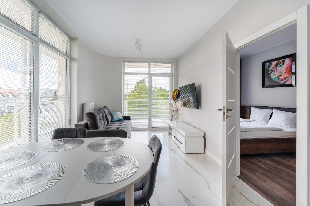 Χώρος καθιστικού στο Apartament Messa White II z Basenem Letnim by HolidaySun