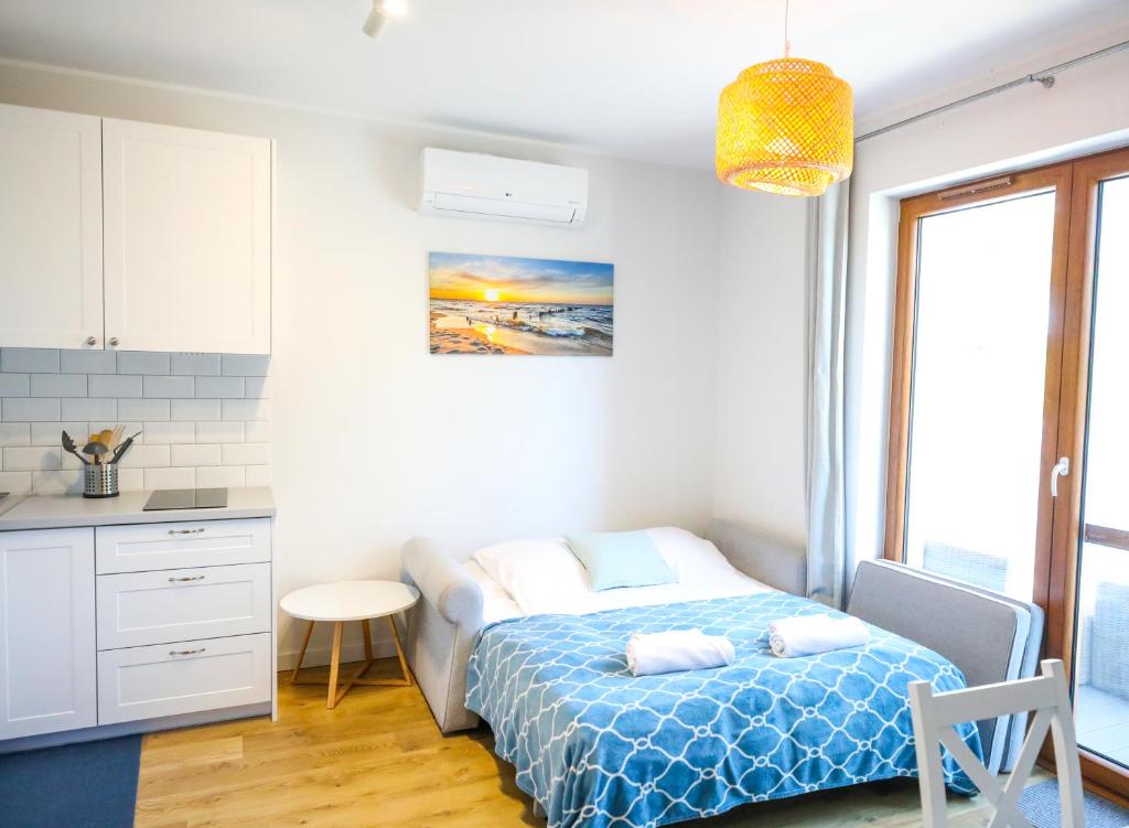 Posteľ alebo postele v izbe v ubytovaní HoliApart in Nautikka Park - blisko plaży, kids club, plac zabaw, garaż podziemny