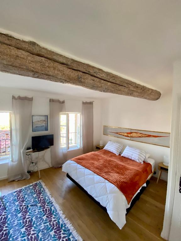 - une chambre avec un grand lit et un tapis bleu dans l'établissement Appartamento coeur du Suquet, à Cannes