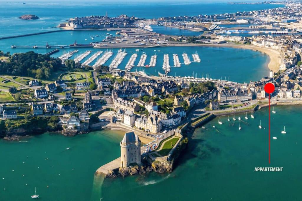 une vue aérienne d'une ville avec un port dans l'établissement Appartement la Passerelle 2 Chambres, à Saint-Malo
