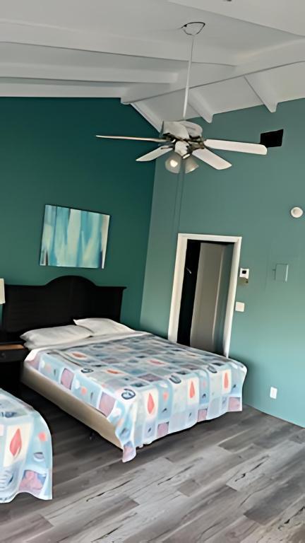 Postel nebo postele na pokoji v ubytování Avalon Resort of Deerfield Beach
