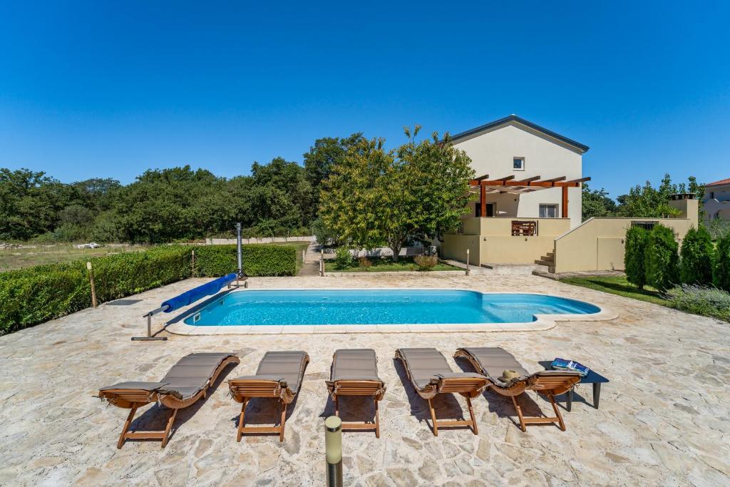 Holiday house with heated pool in a rural setting