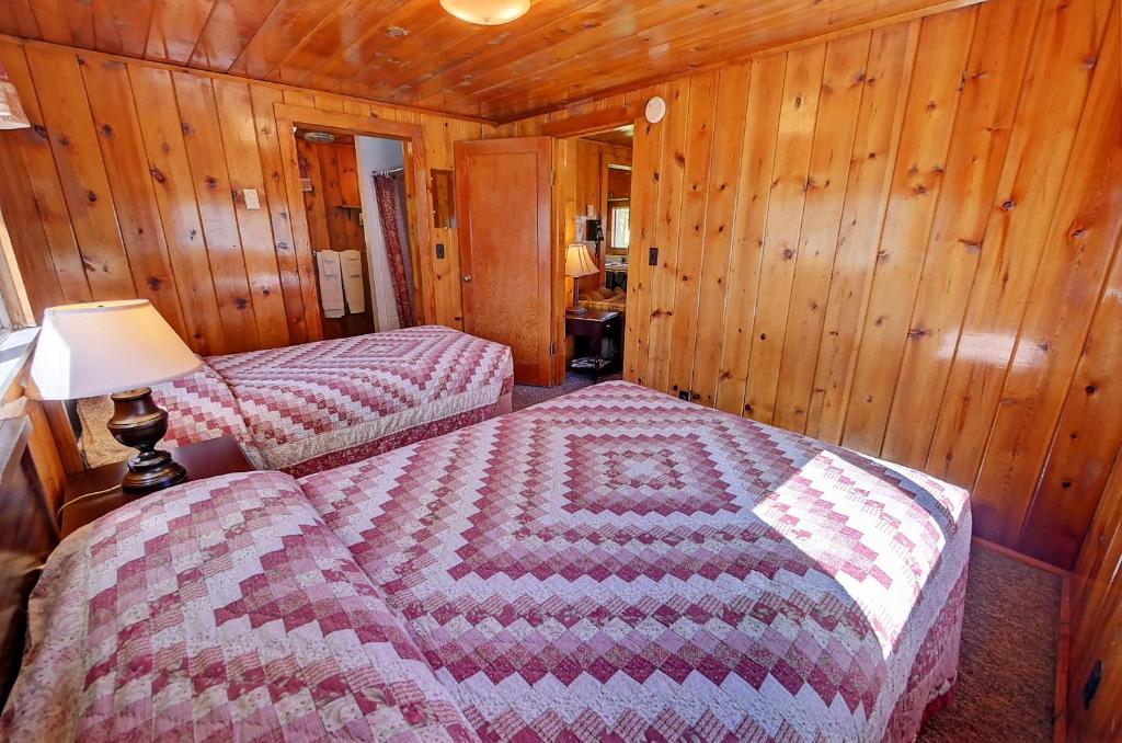 Postel nebo postele na pokoji v ubytování Idle A While Cabins
