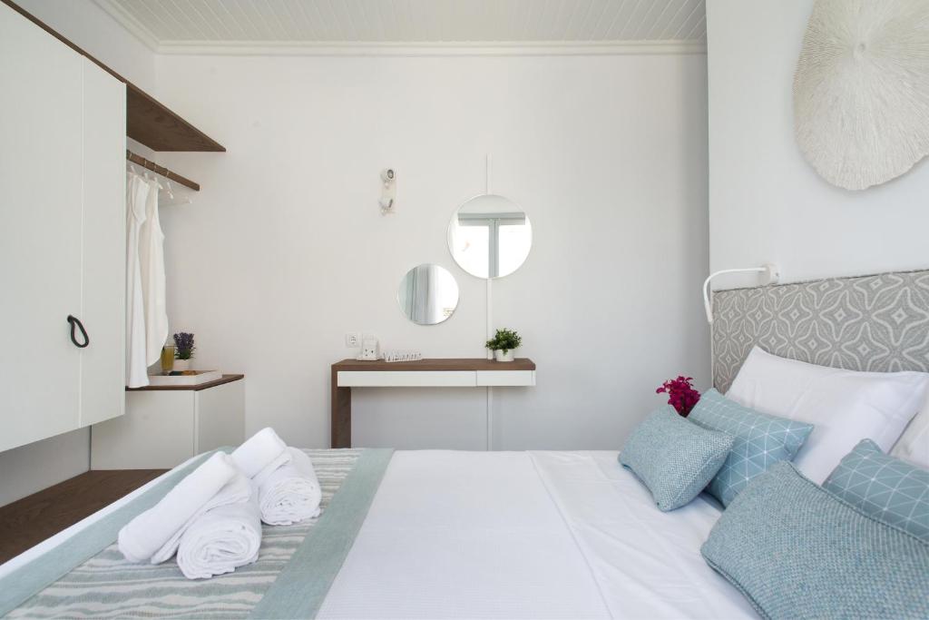 Cama ou camas em um quarto em Aurora - Rooms & Suites - Spetses