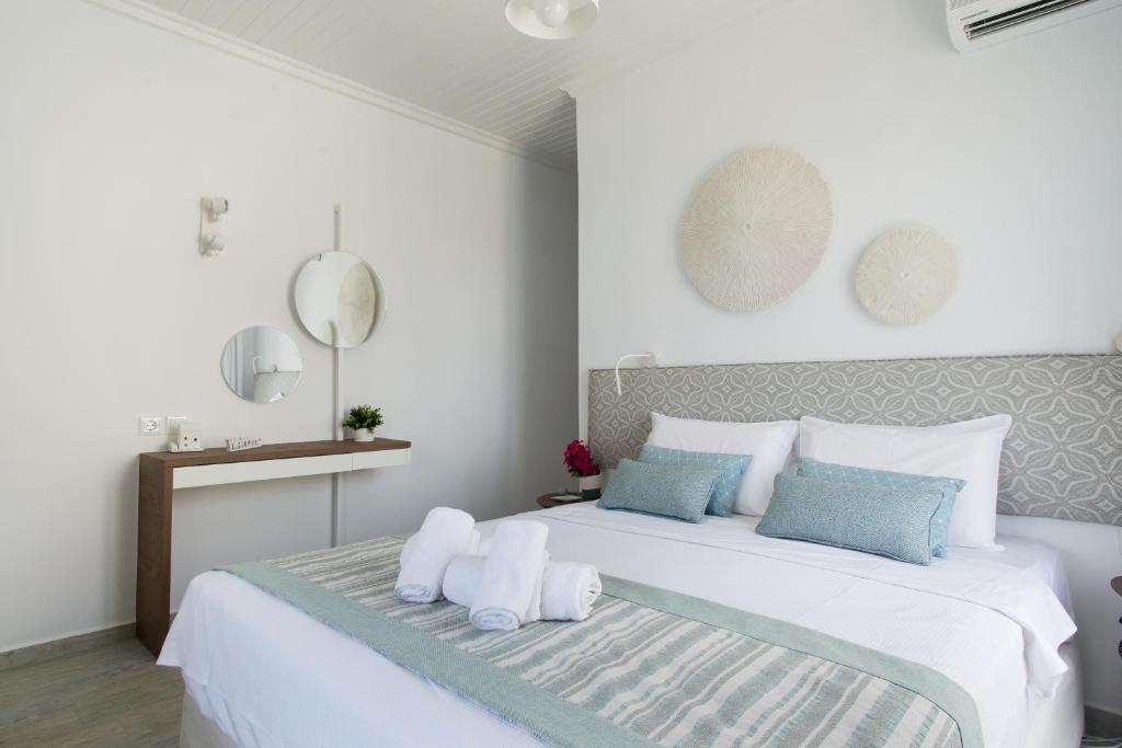 Cama ou camas em um quarto em Aurora - Rooms & Suites - Spetses