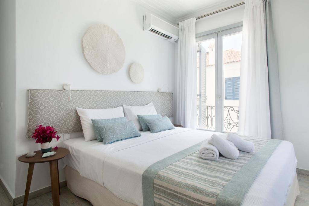 Cama ou camas em um quarto em Aurora - Rooms & Suites - Spetses