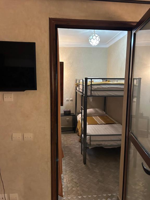 Postel nebo postele na pokoji v ubytování Riad Amazing Amazigh avec jacuzzi petit déjeuner compris avec aussi chambres familiales près de la place jemaa El fna
