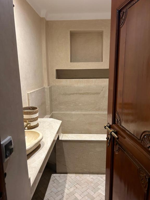 Koupelna v ubytování Riad Amazing Amazigh avec jacuzzi petit déjeuner compris avec aussi chambres familiales près de la place jemaa El fna