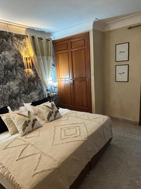 Postel nebo postele na pokoji v ubytování Riad Amazing Amazigh avec jacuzzi petit déjeuner compris avec aussi chambres familiales près de la place jemaa El fna