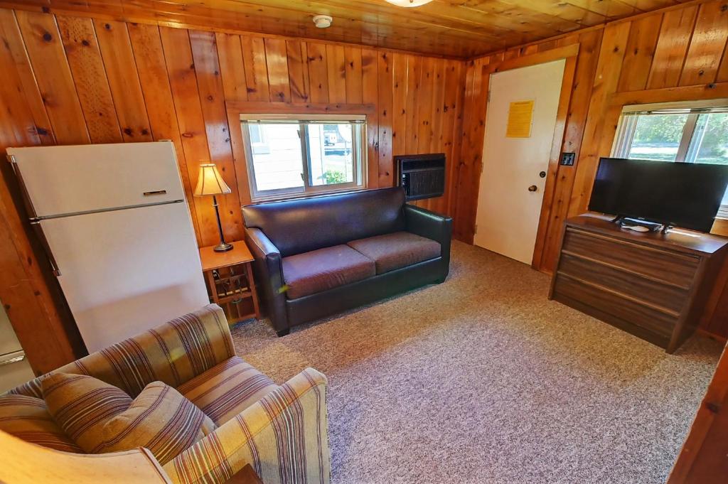 TV a/nebo společenská místnost v ubytování Idle A While Cabins