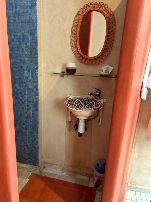 Koupelna v ubytování Riad Amazing Amazigh avec jacuzzi petit déjeuner compris avec aussi chambres familiales près de la place jemaa El fna