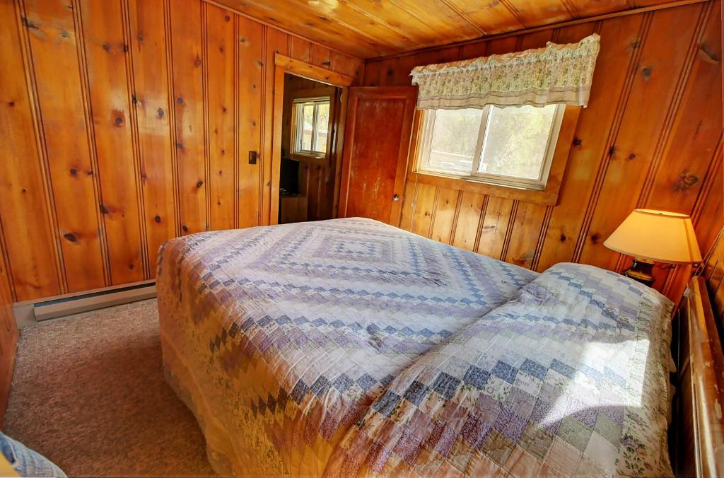 Postel nebo postele na pokoji v ubytování Idle A While Cabins