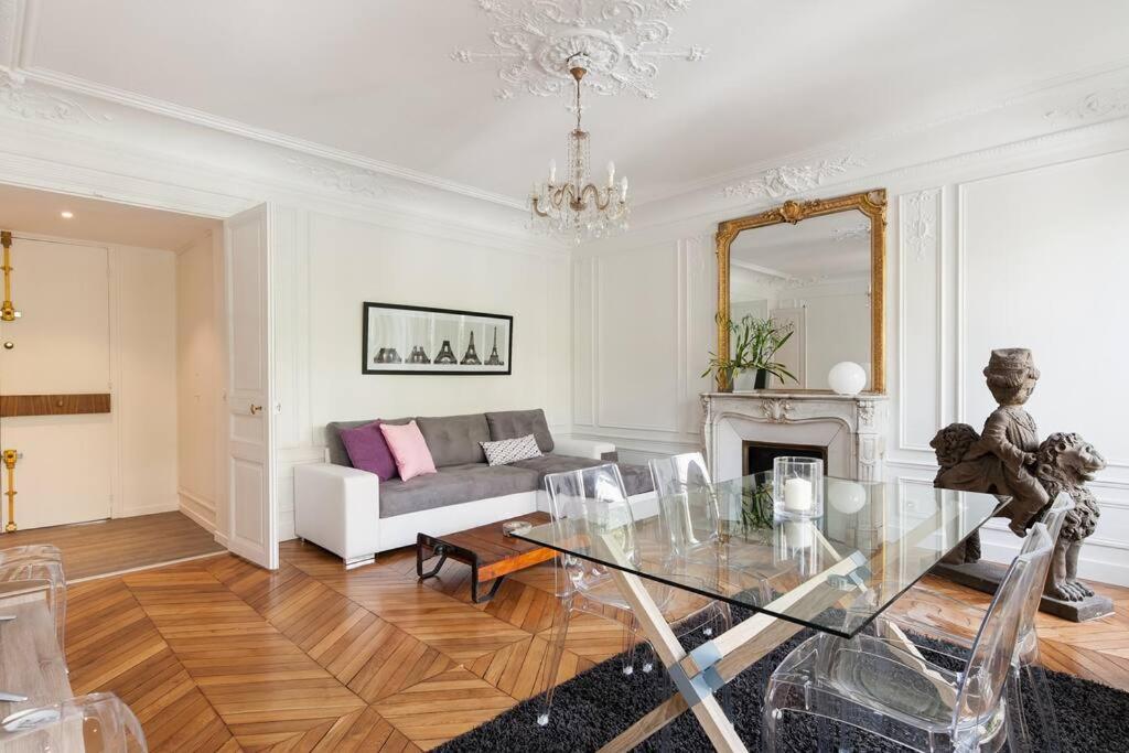 un salon avec un canapé et une table dans l'établissement CAVALIER DES LIONS 2bed 2 and half baths, à Paris