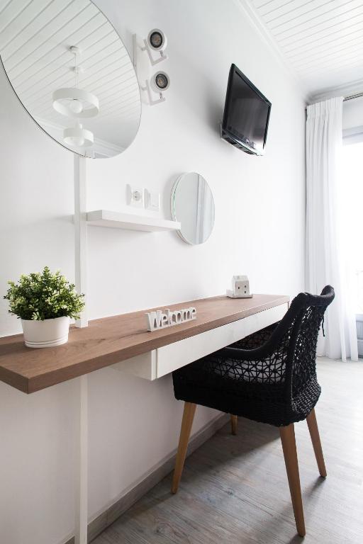 Uma TV ou centro de entretenimento em Aurora - Rooms & Suites - Spetses