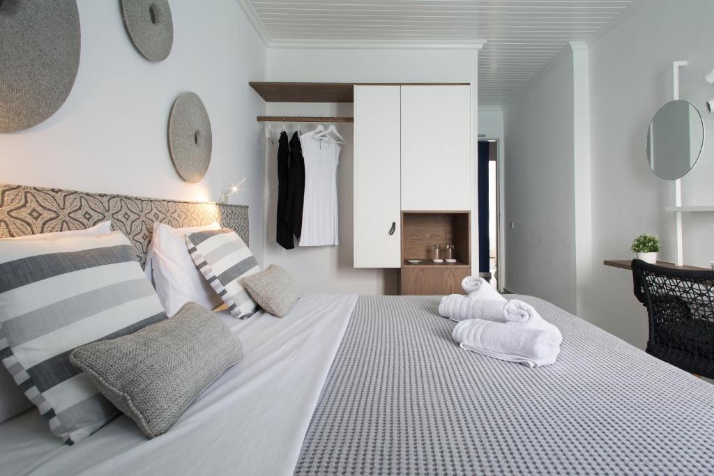 Cama ou camas em um quarto em Aurora - Rooms & Suites - Spetses