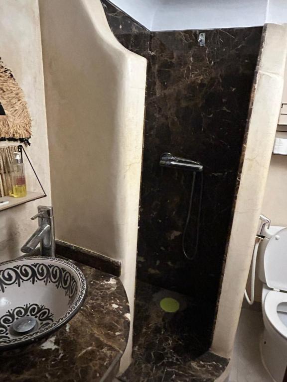 Koupelna v ubytování Riad Amazing Amazigh avec jacuzzi petit déjeuner compris avec aussi chambres familiales près de la place jemaa El fna