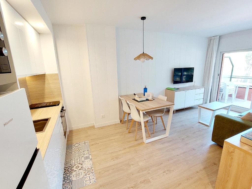 Televízia a/alebo spoločenská miestnosť v ubytovaní Primera Línea con Vistas al Mar y Piscina