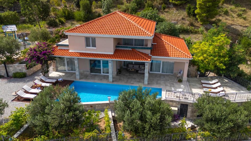 Bazén v ubytování Villa Porto Mimice, 40sqm Heated Private Pool, 4 bedrooms, Sauna, Gym, Billiard nebo v jeho okolí