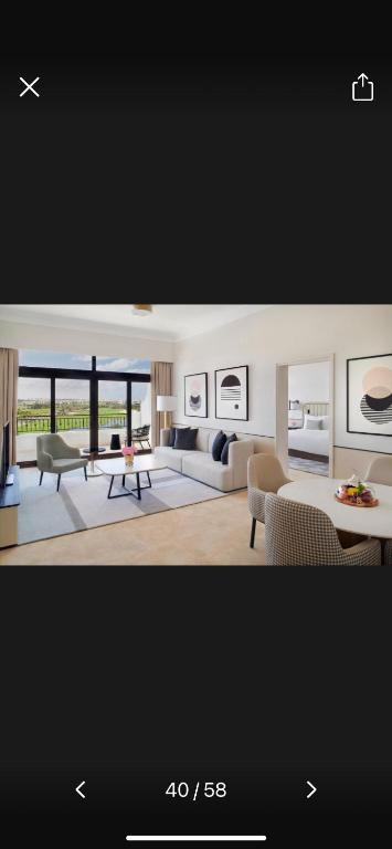 un salon avec un canapé et une table dans l'établissement Serviced apartment in address golf hotel, à Alexandrie