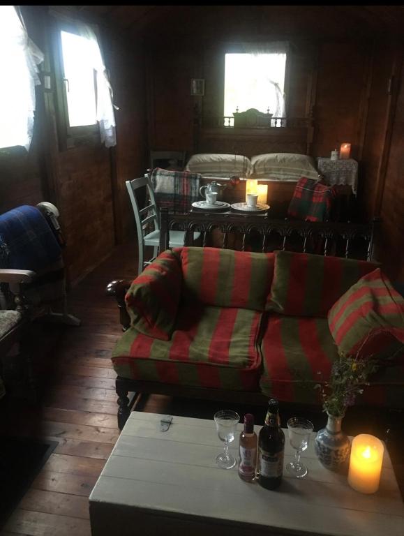 Uma área de estar em Eco Crofter's Wagon by the Sea - Off Grid Experience - No electricity - As seen soon on Netflix