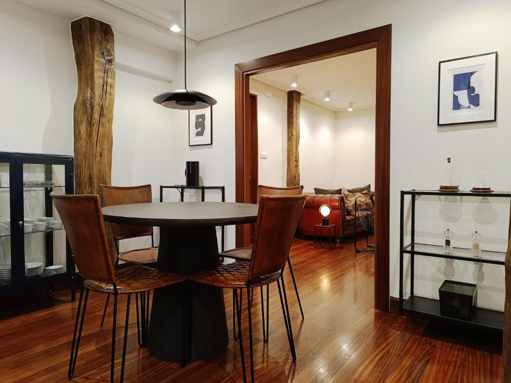 ein Esszimmer mit Tisch und Stühlen in der Unterkunft Cornerstone, apartamento en Casco Viejo in Bilbao