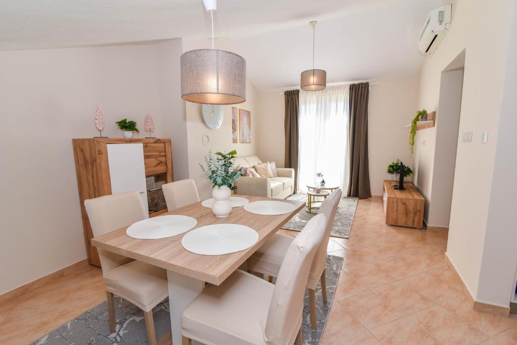 Zdjęcie z galerii obiektu Apartments Amico w mieście Zadar