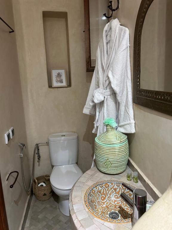 Koupelna v ubytování Riad Amazing Amazigh avec jacuzzi petit déjeuner compris avec aussi chambres familiales près de la place jemaa El fna