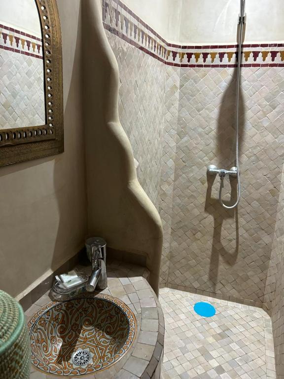 Koupelna v ubytování Riad Amazing Amazigh avec jacuzzi petit déjeuner compris avec aussi chambres familiales près de la place jemaa El fna