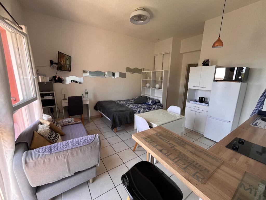 un salon avec un lit et une table dans l'établissement Studio Le Belvedere 2, à Balaruc-les-Bains