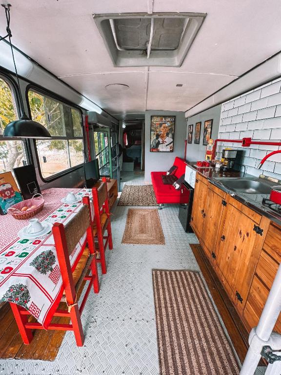 Kuchyň nebo kuchyňský kout v ubytování Hospedagem Ônibus na Roça em Serra ES