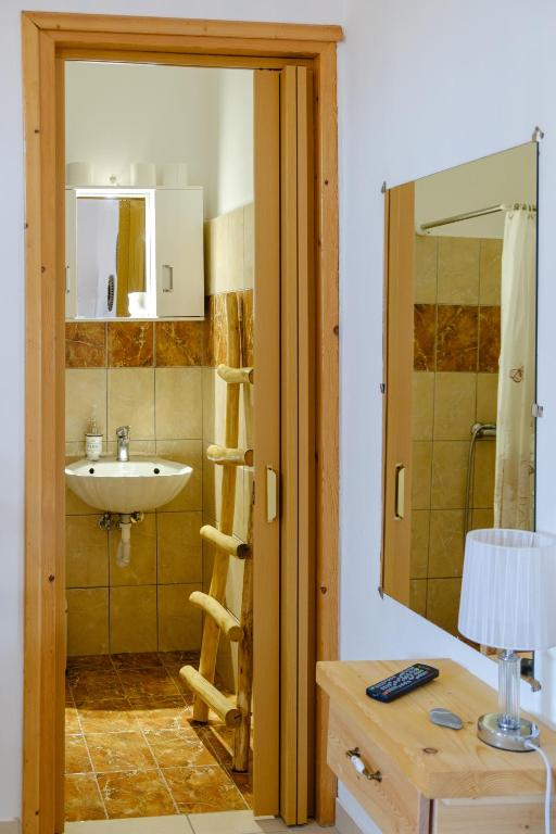 A bathroom at ASTYSTUDIO