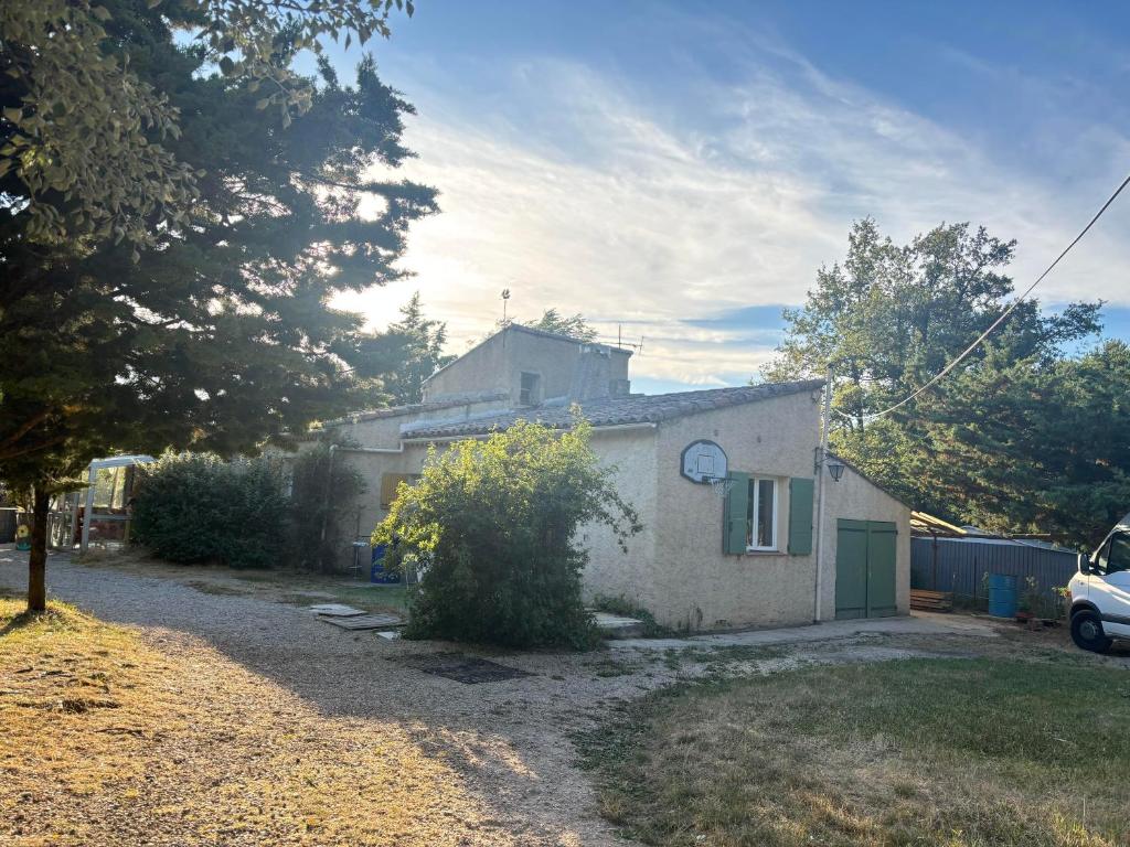 une petite maison avec une voiture garée devant elle dans l'établissement maison entière foret sainte baume, à Plan dʼAups