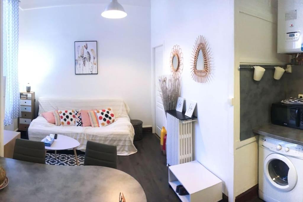 un salon avec un canapé et une table dans l'établissement LE THERMALE 82 - Proche Thermes - Centre - Locavichy, à Vichy