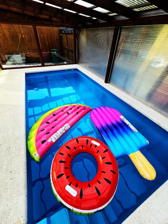 Bazén v ubytování Vila MAX - WHIRLPOOL & BAZÉN & SAUNA nebo v jeho okolí