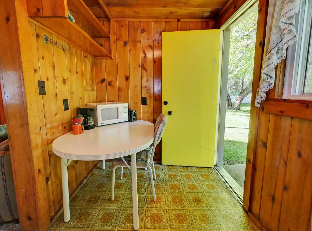 Kuchyň nebo kuchyňský kout v ubytování Idle A While Cabins