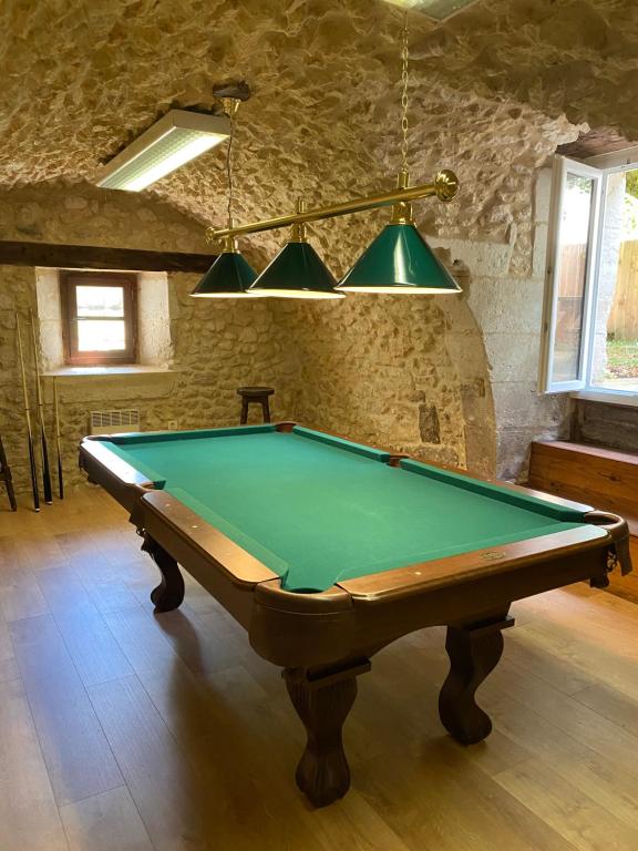 - un billard dans une pièce dotée d'un plafond dans l'établissement La Bourgeoise, à Neuvic