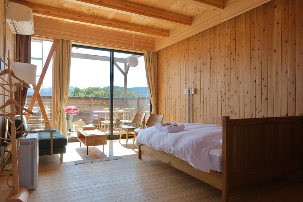 Ishiokaにあるhanaya satoyama - Vacation STAY 72047vのベッドとガラスの引き戸のある寝室