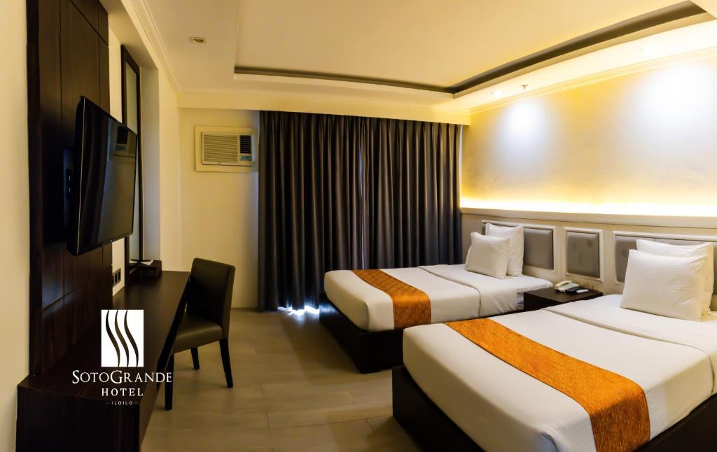 Postel nebo postele na pokoji v ubytování Sotogrande Iloilo Hotel