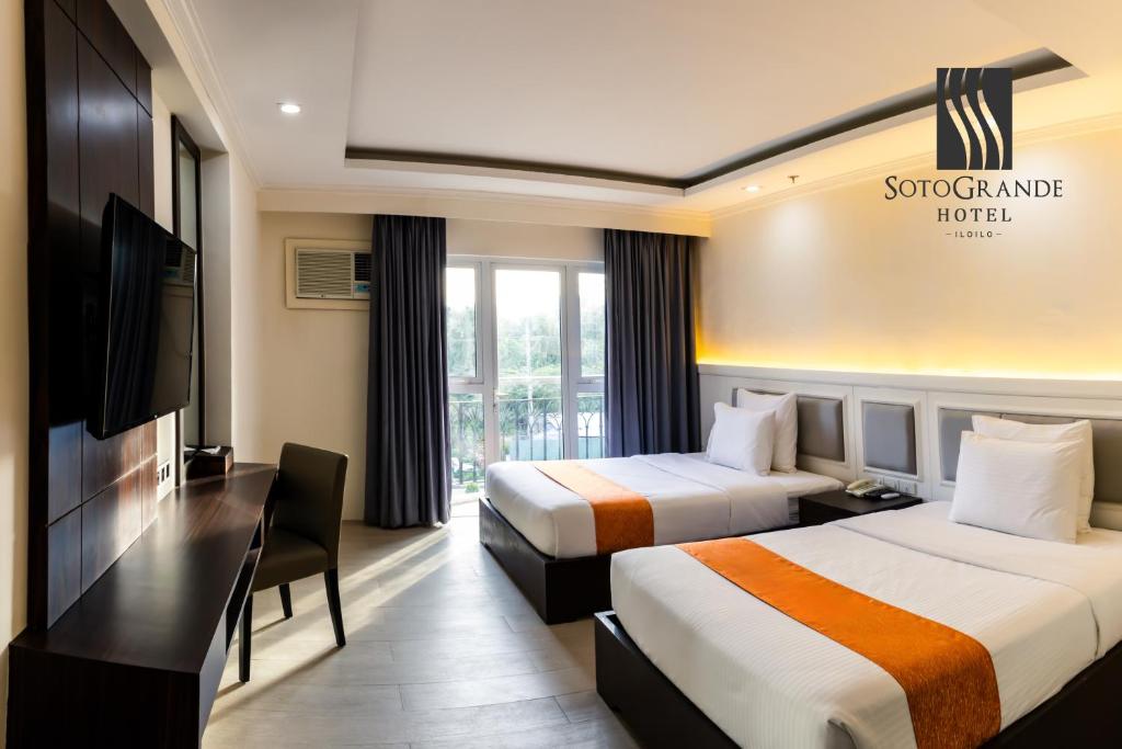 Postel nebo postele na pokoji v ubytování Sotogrande Iloilo Hotel
