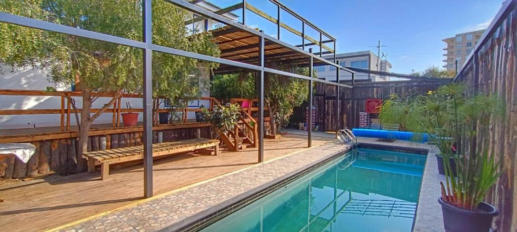 einem Pool in einem Gebäude mit einem Gebäude in der Unterkunft CABAÑAS CON PISCINA TEMPERADA CERCA DE LA PLAYAa in Algarrobo
