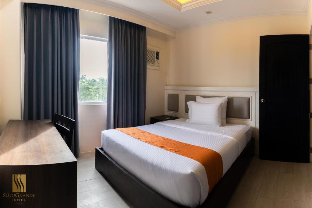 Postel nebo postele na pokoji v ubytování Sotogrande Iloilo Hotel
