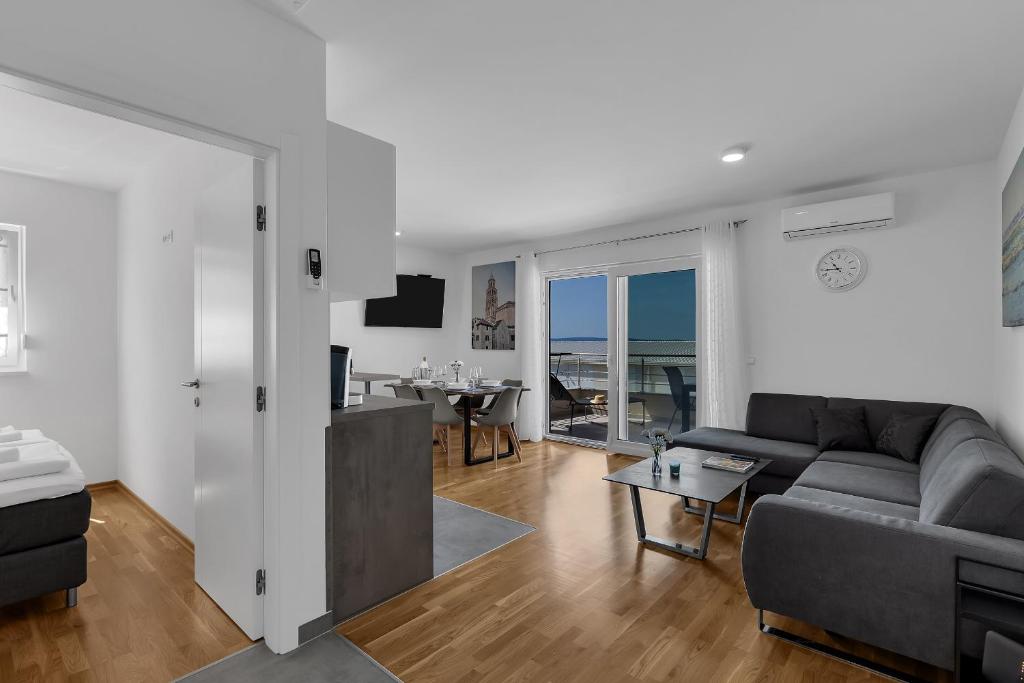 Luxury and modern apartment with sea view and garage