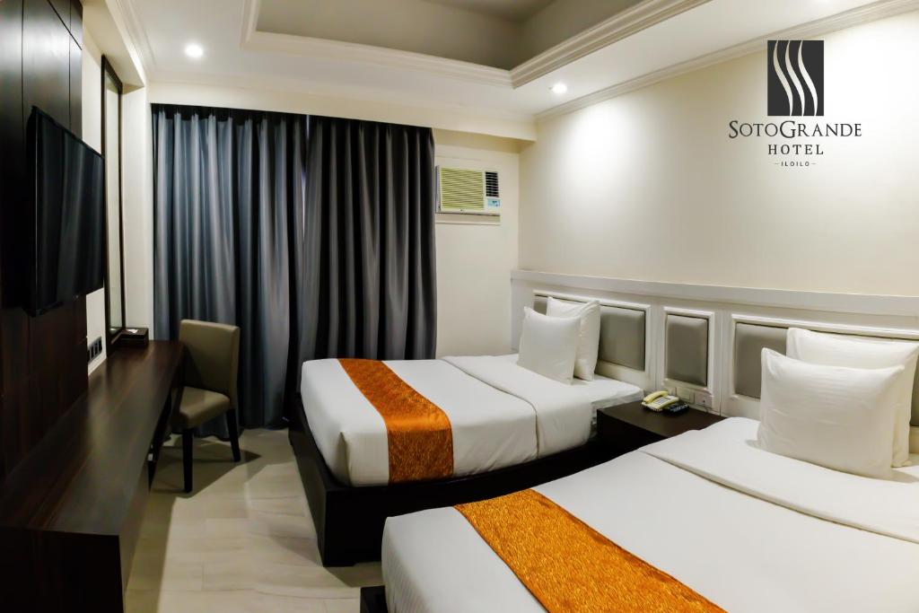Postel nebo postele na pokoji v ubytování Sotogrande Iloilo Hotel